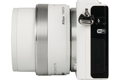 Bild Der Blitz der Nikon 1 J4 kann über einen Schalter an der Seite manuell herausgeklappt werden. [Foto: MediaNord]