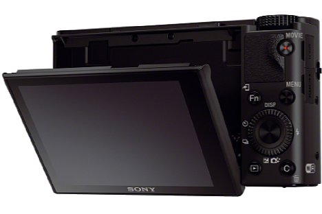 Bild Der Monitor lässt sich bei der Sony Cyber-shot DSC-RX100 III für Über-Kopf-Aufnahmen auch um 45° nach unten klappen. [Foto: Sony]