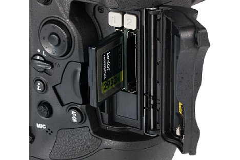 Bild Das Speicherkartenfach der Nikon D5 nimmt zwei der etwas exotischen, aber den hohen Geschwindigkeitsanforderungen der D5 gerecht werdenden XQD-Speicherkarten auf. Wer auf Performance verzichten kann, bekommt die D5 auch mit Doppel-CF-Slot. [Foto: MediaNord]