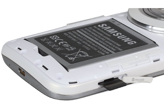 Bild Der große Akku des Samsung Galaxy K Zoom lässt sich wechseln, das Speicherkartenfach sollte man aufgrund des kleinen internen Speichers mit einer großzügig dimensionierten Micro-SD-Speicherkarte bestücken. [Foto: MediaNord]