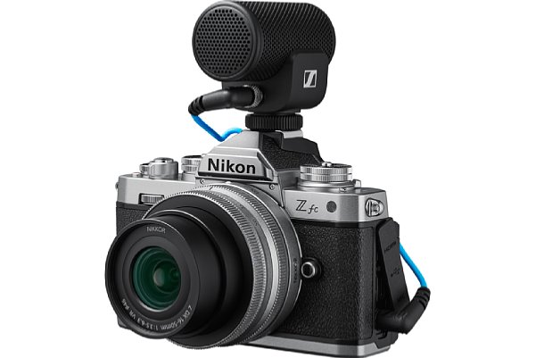 Bild Das Mikrofon im Nikon Z fc Vlogger Kit stammt von Sennheiser und bietet eine Richtcharakteristik. Auch ein Windschutz gehört dazu. [Foto: Nikon]