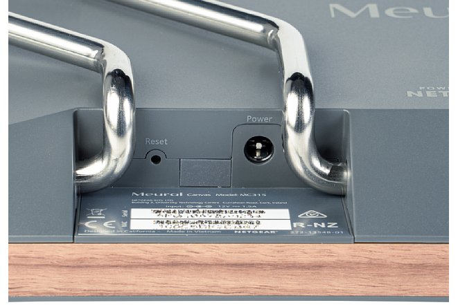Bild Der Stromanschlus des Meural WiFi Photo Frame ist ein Klinkenstecker, der zwischen dem Ständer untergebracht ist. [Foto: MediaNord]