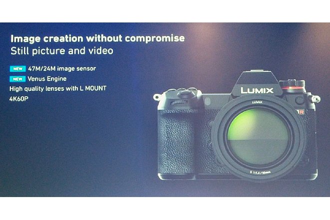 Bild Aus der Präsentation auf der Pressekonferenz. Es wird zwei Modelle geben, eine 24-Megapixel-Version namens Lumix S1 und eine 47-Megapixel-Version namens Lumix S1R. [Foto: MediaNord]