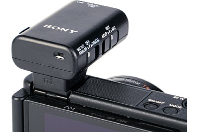 Bild Auf der Rückseite des Empfängers des Sony ECM-W2BT ist ein weiteres Mikrofon eingebaut, mit dem man z. B. Kommentare des Kameramanns mit aufzeichnen kann. [Foto: MediaNord]