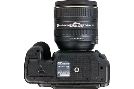 Bild Das Stativgewinde der Nikon D500 liegt nicht nur in der optischen Achse, sondern auch weit entfernt vom Akkufach. [Foto: MediaNord]
