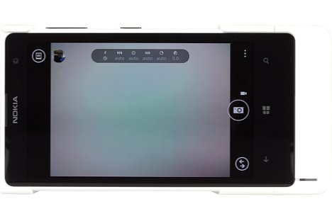 Bild Mit Kameragriff wird das Nokia Lumia 1020 etwas breiter bzw. länger. Auch auf unserem Aufnahmetisch mit weißer Hohlkehle erkennt man die Farbverschiebung von Cyan in der Mitte zu Magenta am Rand. [Foto: MediaNord]