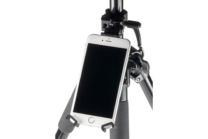 Bild Die Smartphone-Halterung des Hama Selfie 100 Panorama Selfie-Sticks kann z. B. mit einer Manfrotto Nano Clamp (nicht mitgeliefert) an anderen Rohren befestigt werden, z. B. an einem normalen Fotostativ (hier vertikal montiert). [Foto: MediaNord]