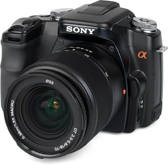 Bild Die Sony Alpha 100 war 2006 die erste Sony-Spiegelreflexkamera aus der frisch von Konica Minolta übernommenen Entwicklungsabteilung. [Foto: MediaNord e.K.]