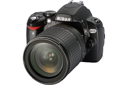 Nikon D40x mit 18-135mm [Foto: Nikon]