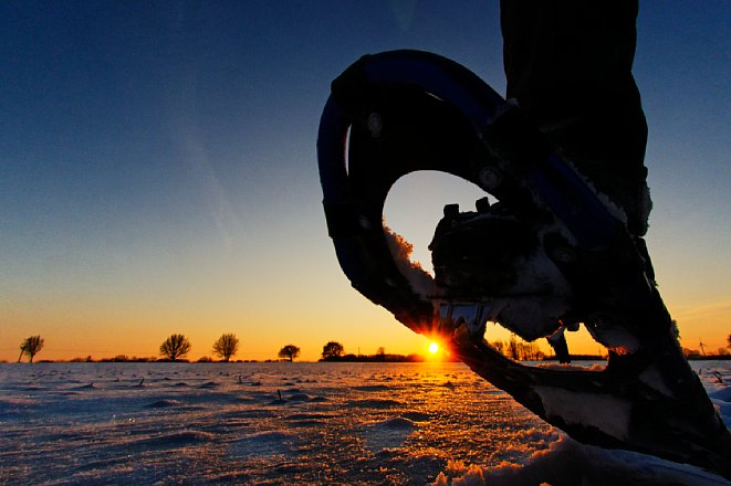 Bild Ein gutes Sonnenuntergangsfoto braucht keine lange Brennweite, sondern eine interessante Bildidee. So wie hier mit Fisheye-Objektiv und einer tiefen Aufnahmepositiondieses. Aufnahmedaten: Nikon D300, 10,5 mm, f/8, 1/400 s, ISO 200. [Foto: Michael Hennemann]