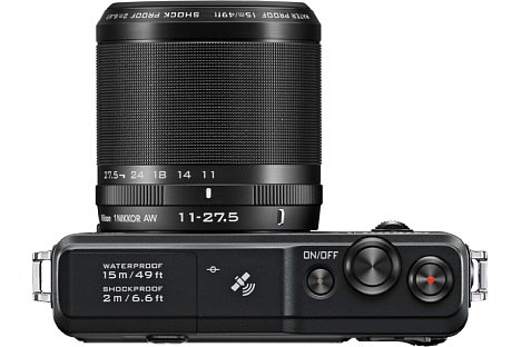 Bild Man sieht der Nikon 1 AW1 ihre Wasserdichtigkeit nicht unbedingt sofort an, sie wirkt wie eine normale, durchdesignte Systemkamera. [Foto: Nikon]