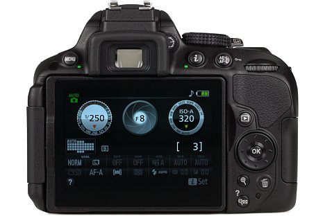 Bild Der rückwärtige 7,5-cm-Bildschirm dient bei der Nikon D5300 nicht nur zur Bildansicht und als Live-View-Sucher, sondern auch als praktisches Statusdisplay. [Foto: MediaNord]