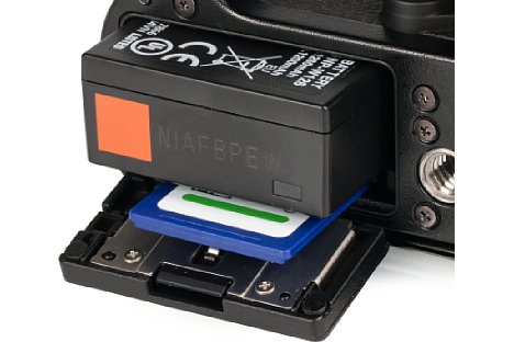 Bild Der Lithium-Ionen-Akku (reicht für 350 Aufnahmen) sowie die SD/SDHC/SDXC-Speicherkarte finden in einem gemeinsamen Fach an der Unterseite der Fujifilm X-T10 platz. [Foto: MediaNord]