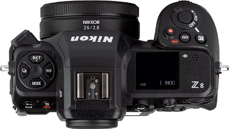Bild Das Nikon Z 26 mm F2.8 ist so flach, dass es nicht einmal über den griff der Nikon Z 8 hinausragt. [Foto: MediaNord]