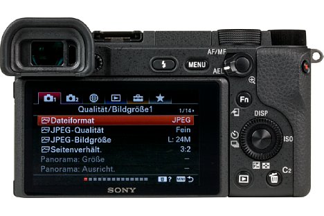 Bild Der Monitor auf der Rückseite der Sony Alpha 6400 besitzt eine präzise Touchfunktion, die leider nicht für die Menünavigation eingesetzt werden kann. [Foto: MediaNord]