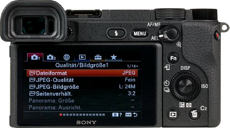 Bild Der Monitor auf der Rückseite der Sony Alpha 6400 besitzt eine präzise Touchfunktion, die leider nicht für die Menünavigation eingesetzt werden kann. [Foto: MediaNord]