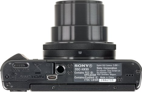 Bild Auf der Unterseite der Sony Cyber-shot DSC-HX99 sind der offene HDMI-Anschluss, das Stativgewinde und die Akkufachklappe zu sehen. [Foto: MediaNord]