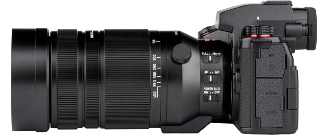 Bild Auf der linken Seite des  Panasonic Leica DG Vario-Elmar 100-400 mm 4-6.3 Asph. II Power OIS (H-RSA100400E) sind die drei Funktionsschalter für AF-MF, OIS und den Fokus-Limiter untergebracht. [Foto: MediaNord]