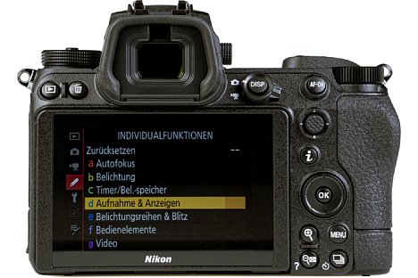 Bild Der rückwärtige Touchscreen der Nikon Z 6II lässt sich nach oben und unten klappen, die Menüs sind altbekannt. Der elektronische Sucher zeigt sich groß und hochauflösend. [Foto: MediaNord]
