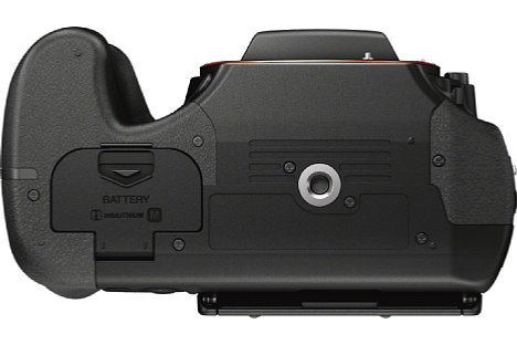 Bild Das Stativgewinde sitzt bei der Sony Alpha SLT-A68 zwar in der optischen Achse, das Volumen des Handgriffs wird aber nicht für den Akku genutzt. [Foto: Sony]