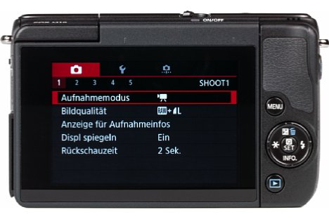 Bild Der 7,5 Zentimeter große Touchscreen der Canon EOS M10 lässt sich um 180 Grad nach oben klappen. Zudem dient er zur Bedienung der Kamera, die nur recht wenige Knöpfe besitzt. [Foto: MediaNord]