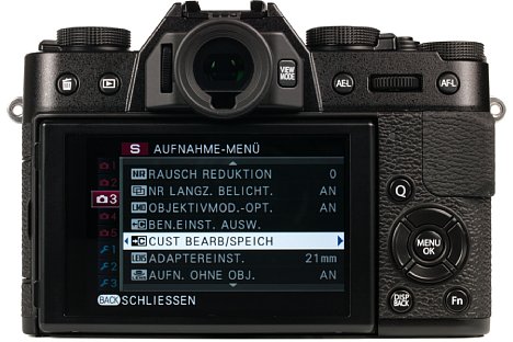 Bild Der rückwärtige 7,5cm-Bildschirm der Fujifilm X-T10 lässt sich in Lichtschachtmanier um 45 Grad nach unten und 90 Grad nach oben klappen. Nimmt man die X-T10 ans Auge, schaltet sie automatisch auf den hochauflösenden elektronischen Sucher um. [Foto: MediaNord]