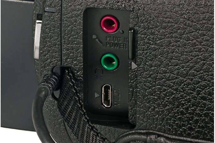 Bild Unter einer seitlichen Schiebeabdeckung des Sony FDR-AXP33, die in geöffnetem Zustand nicht stört, befinden sich Mikrofon- und Kopfhörer-Anschluss sowie eine USB-Buchse. [Foto: MediaNord]