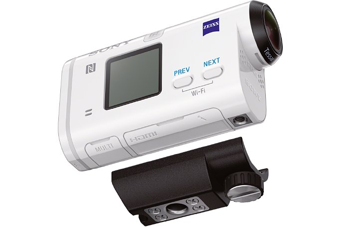Bild Die HDR-AS200V stellt bei Sony derzeit die Mittelklasse dar. Wie beim Vorgängermodell HDR-AS100V ist ein pfiffiger Stativadapter im Lieferumfang der spritzwassergeschützten Kamera dabei. Und ein richtiges Schutzgehäuse natürlich auch. [Foto: Sony]
