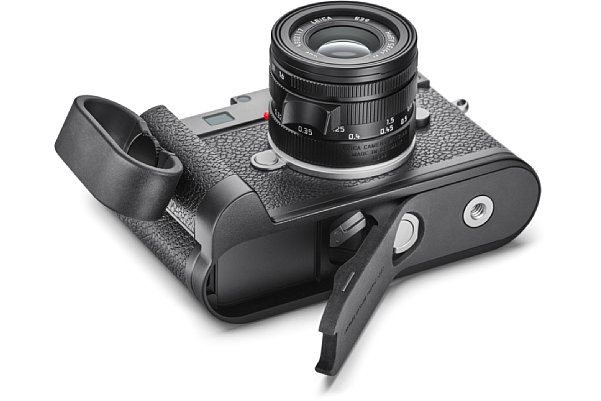 Bild Der optionale Handgriff zur Leica M11 soll die Ergonomie verbessern, lässt den Zugang zum Akku und zur Speicherkarte frei und ist sogar Arca-Swiss-kompatibel. [Foto: Leica]