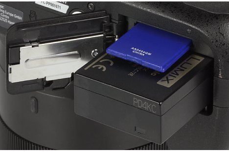 Bild Im Fach an der Unterseite der Panasonic Lumix DMC-FZ1000 verbergen sich der für 360 Aufnahmen reichende Lithium-Ionen-Akku sowie die SD-Speicherkarte. [Foto: MediaNord]