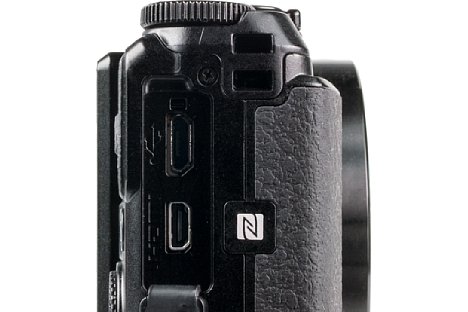 Bild Nikon CoolPix A900, hier nochmal mit geöffneter Klappe für HDMI- und USB-Anschlüsse. [Foto: MediaNord]