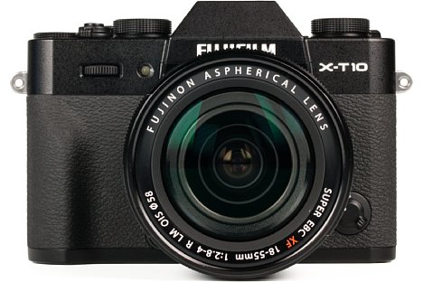 Bild Die Fujifilm X-T10 ist sowohl als Gehäuse als auch wahlweise mit dem billigeren XC16-50 oder dem teureren, hier abgebildeten XF18-55 erhältlich. Das Mittelklasseobjektiv bietet eine sehr gute Bildqualität. [Foto: MediaNord]