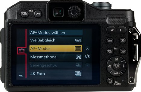 Bild Die aufgeräumte Rückseite der Panasonic Lumix DC-FT7 zeigt nahezu alle Bedienelemente der Kamera. [Foto: MediaNord]