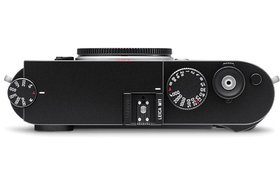 Bild Die Deckkappe der mattschwarz lackierten Leica M11 besteht aus Aluminium und ist damit 110 Gramm leichter als die silberne Version mit Messing-Deckkappe. [Foto: Leica]