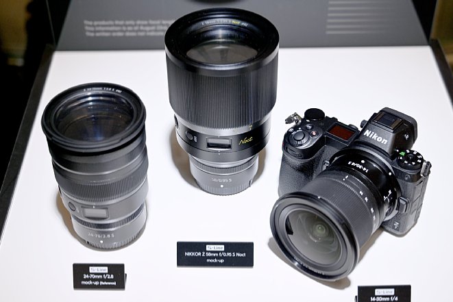 Bild Prototypen (Mock-ups) einiger künftiger Nikon-Z-Bajonett-Objektive. Links das 24-70mm F2,8, in der Mitte das Nikkor Z 58 mm F0,95 S Noct, rechts (an der Nikon Z 7 montiert) das 14-30 mm F4. Besonders das F0,95 Noct ist ein richtig dicker Brummer. [Foto: MediaNord]