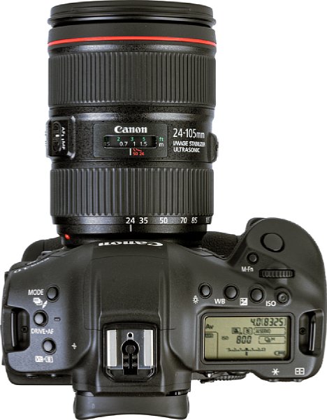 Bild Unter dem kleinen Kunststoff-Einsatz vor dem Blitzschuh der Canon EOS-1D X Mark III befindet sich ein GPS-Empfänger. Das große LC-Display zeigt die wichtigsten Aufnahmeeinstellungen an. [Foto: MediaNord]