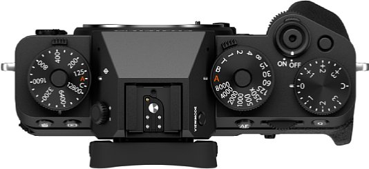 Bild Die Fujifilm X-T5 bietet eine klassisch-analoge Bedienung mit Einstellrädern für ISO-Empfindlichkeit, Belichtungszeit, Belichtungskorrektur und Blende (am Objektiv). Dank Multifunktionsrädern lässt sie sich aber auch modern bedienen. [Foto: Fujifilm]