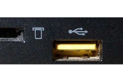 Bild Bei Lenovo-Notebooks führt der gelb markierte USB-Anschluss auch im ausgeschaltetem Zustand Strom. [Foto: MediaNord]
