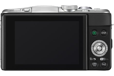 Bild Wichtige Neuerung in der Panasonic Lumix DMC-GF6: Der Touchscreen lässt sich um 45° nach unten und 180° nach oben klappen, womit auch Selbstporträts möglich werden. Über eine Million Subpixel sorgen für ein helles, fein aufgelöstes Bild. [Foto: Panasonic]