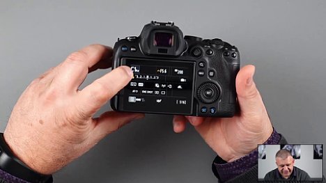 Bild Uli Soja erklärt die Bedienung der Canon EOS R6 im Canon Einsteiger Schulungsvideo. [Foto: MediaNord]