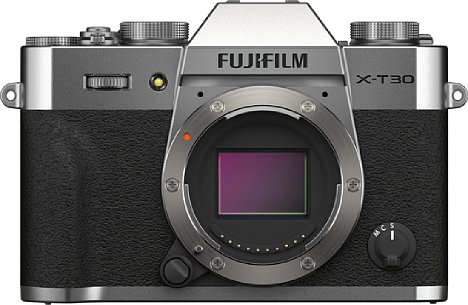 Bild Auch in Silber sieht die Fujifilm X-T30 II sehr schick aus. In Kombination mit der schwarzen Gummierung unterstreicht diese Gehäusefarbe das Retro-Design der Kamera. [Foto: Fujifilm]
