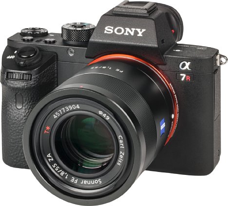 Bild Die Sony Alpha 7R II wird nur ohne Setobjektiv verkauft. Daher diente das Normalobjektiv 55 mm 1.8 als Testobjektiv. [Foto: MediaNord]