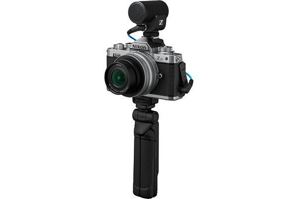 Bild Für knapp 1.300 Euro ist die Nikon Z fc als Vlogger-Kit erhältlich, das neben einem silbernen 16-50mm-Zoom auch ein Mikrofon sowie einen Dreibein-Handgriff samt Fernbedienung enthält. [Foto: Nikon]