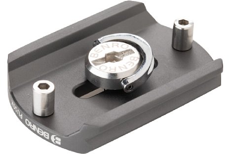 Bild Die Benro Schnellwechselplatte PU50X besitzt zwei Sperrbolzen die verhindern, dass die Platte aus der Schnellwechseleinrichtung herausrutschen kann. [Foto: Benro]