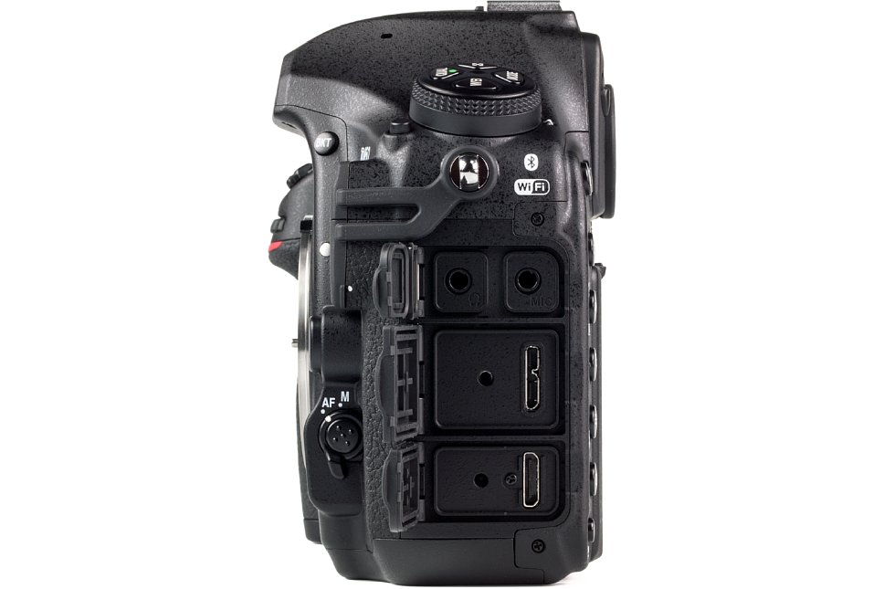 Bild Die Nikon D850 besitzt alle relevanten Anschlüsse. Dank der aufwändigen Abdichtungen eignet sich die D850 selbst für raue Umgebungen. [Foto: MediaNord]