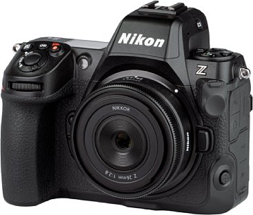 Bild An der großen Nikon Z 8 wirkt das Z 26 mm F2.8 fast wie ein Bajonettdeckel. Dennoch ist das Objektiv dem über 45 Megapixel auflösenden Bildsensor optisch gewachsen. [Foto: MediaNord]