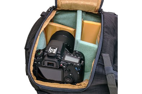 Bild Auch eine kleinere bis mittelgroße Spiegelreflex-Kamera passt noch gut in den Evoc Stage Capture 16l – hier die APS-C-Kamera Canon EOS 90D und 18-135 mm. Für Vollformat-DSLRs ist das Kamerafach zu klein. [Foto: MediaNord]