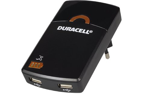 Bild Der Duracell Travel Charger stellt zwei USB-Ladebuchsen bereit. Zusätzlich besitzt das Steckernetzteil einen eingebauten 1.800mAH-Akku, mit dem Smartphones oder Kameras sogar dann nachgeladen werden können, wenn keine Steckdose zur Verfügung steht. [Foto: MediaNord]