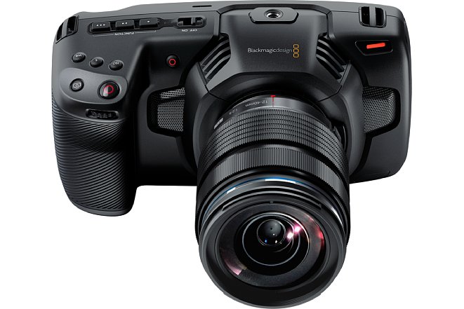 Bild Für eine professionelle Videokamera kommt die Blackmagic Pocket Cinema Camera 4K in einem erstaunlich kompakten Format daher. Das Gehäuse besteht aus einem robusten Kohlefaser-Polycarbonat‑Komposit. [Foto: Blackmagic]