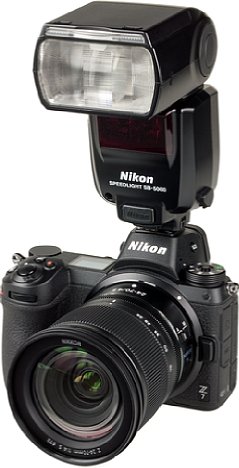 Bild Die Nikon Z 7 ist mit sämtlichen Blitzgeräten und anderem Blitzzubehör von Nikon kompatibel. Hier ist der Nikon SB-5000 aufgesteckt. [Foto: MediaNord]